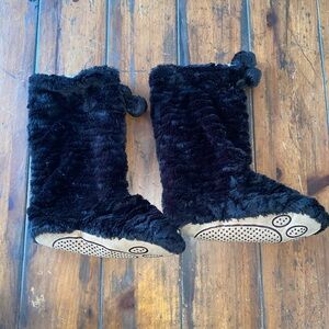Women’s Cozy Black Faux Fur Paw Bootie Slippers Size M (7-8)